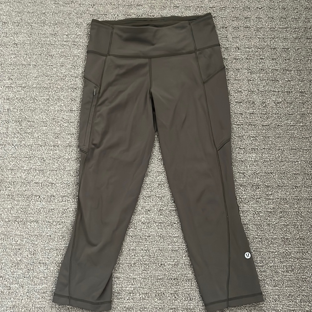 Cropped Lululemon leggings in Army Green!